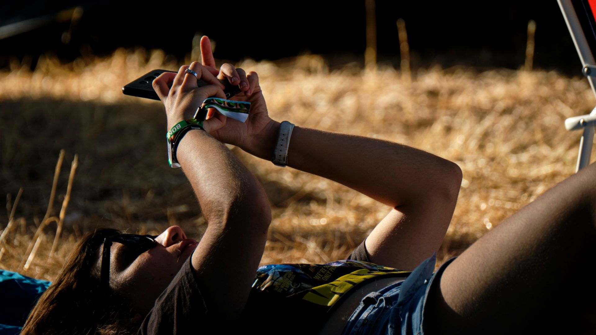 Noia utilitzant el mòbil en onada de calor