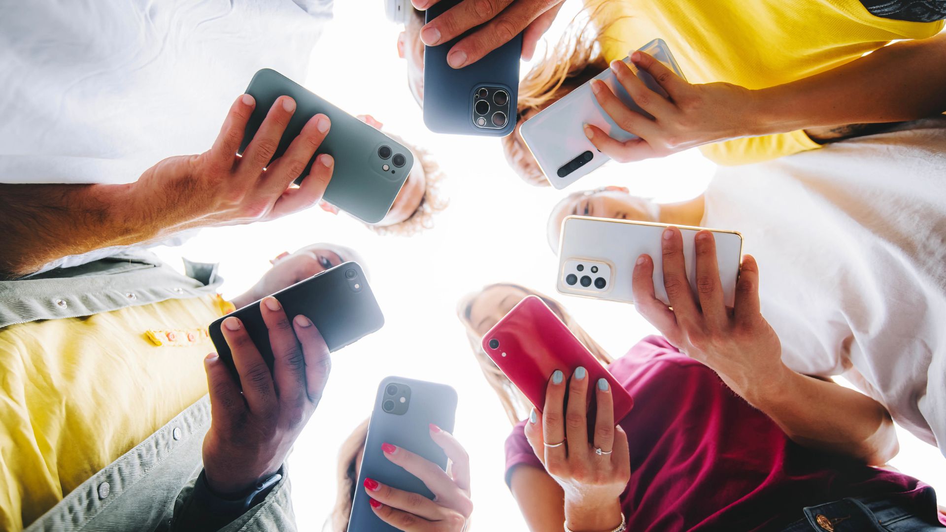Alerta per l'ús excessiu de mòbils a l'estiu: més hores i menys supervisió als adolescents | Addiccions, Adolescència, estiu, telefonia mòbil