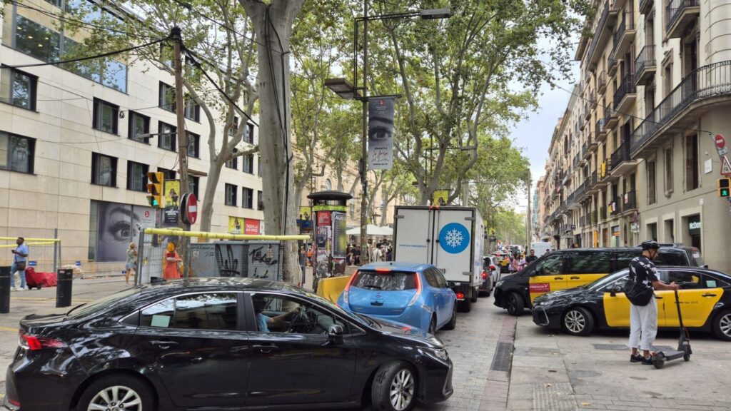Tall de trànsit a la Rambla per una actuació a la xarxa de subministrament d'aigua | rambla de Catalunya, trànsit, transport públic