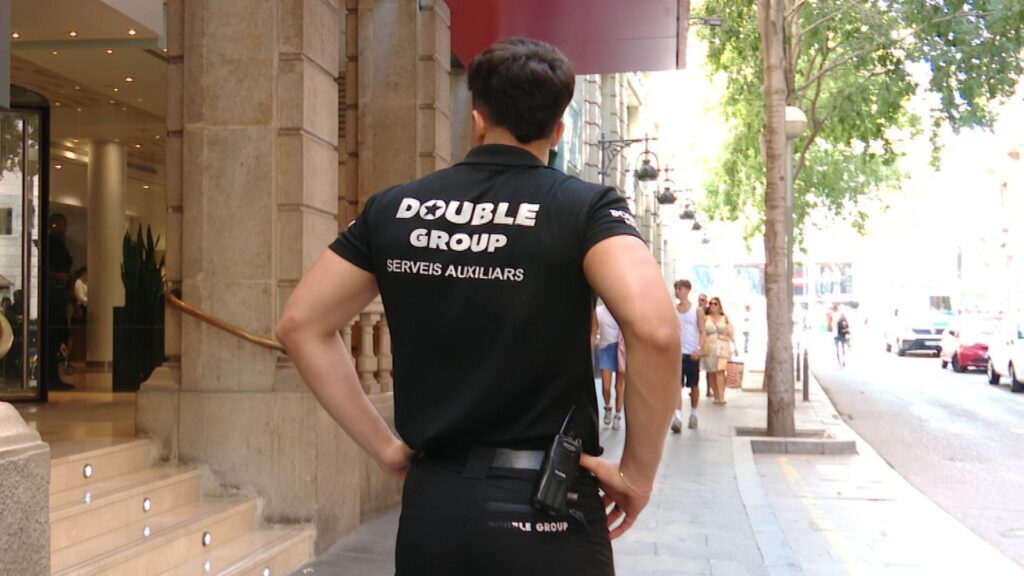Roben un rellotge de 100.000 € al Raval i els enxampen per perdre el mòbil i la targeta en la fugida | delictes, delinqüència, detencions, furts, Mossos d'Esquadra, robatoris
