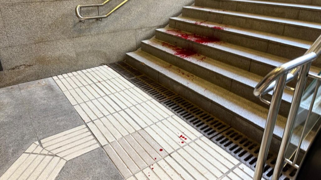 Una baralla a l’estació de metro de Virrei Amat a l’L5 deixa un ferit i un rastre de sang a l’andana