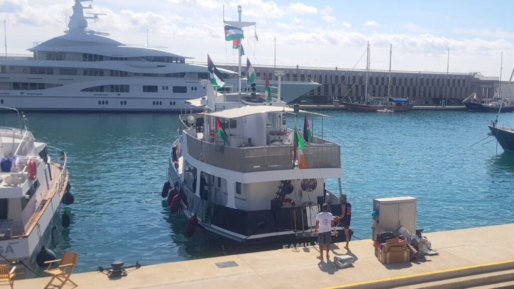 La flota solidària rumb a Gaza torna al port pel mal temps en espera de reprendre aviat el viatge | Flotilla, Israel, Palestina, port de Barcelona, solidaritat