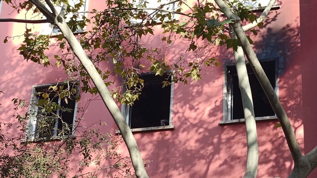 Dos ferits en l'incendi d'un pis ocupat a Sant Martí per l'explosió d'un patinet | VÍDEO | Bombers de Barcelona, Guàrdia Urbana, Incendis