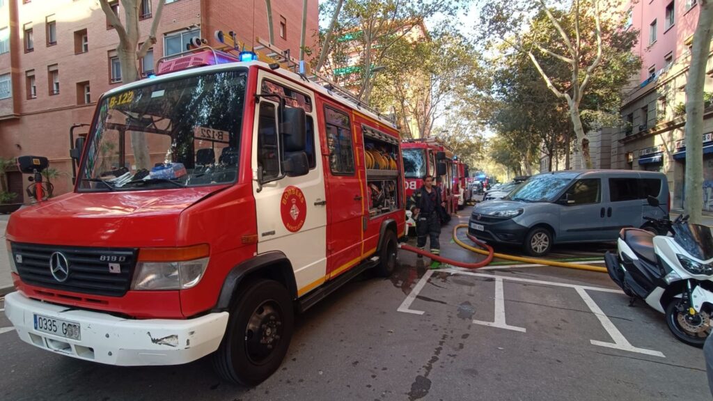 Dos ferits en l'incendi d'un pis ocupat a Sant Martí per l'explosió d'un patinet | VÍDEO | Bombers de Barcelona, Guàrdia Urbana, Incendis