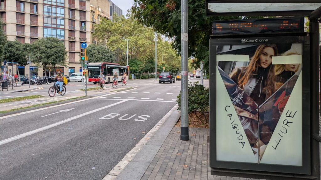 Anuncis convertits en avions de paper, la nova campanya contra l'ampliació de l'aeroport | Aeroport Josep Tarradellas Barcelona-el Prat, contaminació atmosfèrica, protestes