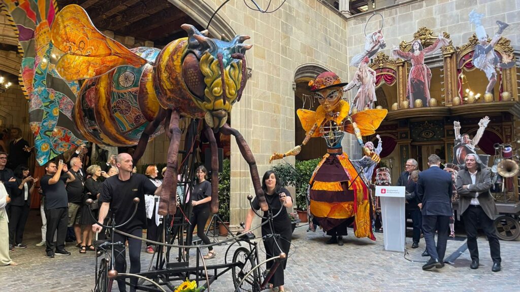 Barcelona suma dues abelles amb mirada feminista al bestiari festiu, durant la Mercè | escultura, festes de la Mercè, gegants