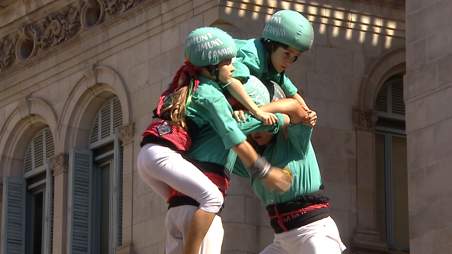 Les colles castelleres treballen en un nou casc amb l'Hospital Sant Joan de Déu | castellers, cultura popular, Hospital Sant Joan de Déu