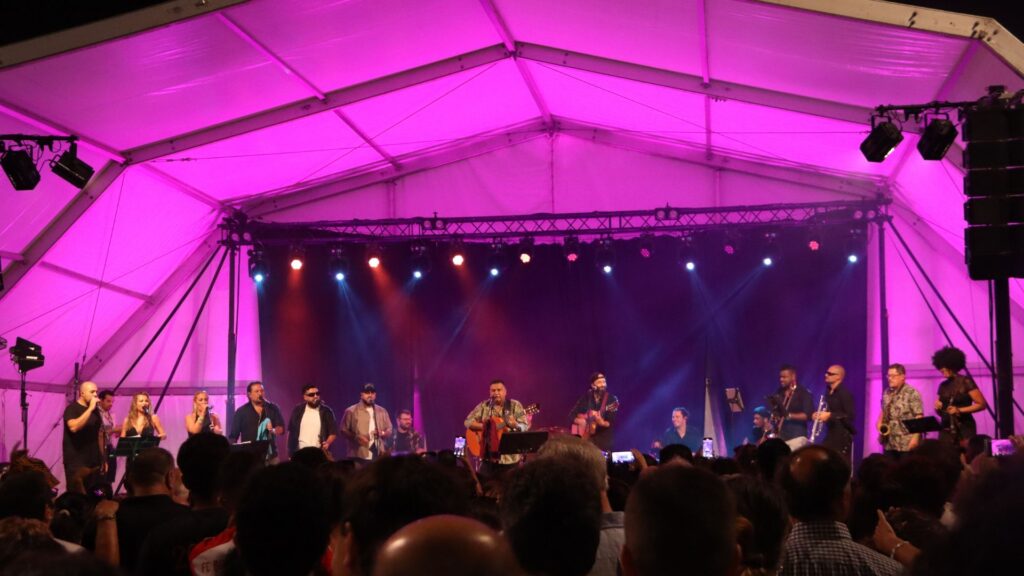 Sabor de Gràcia omple la plaça de Catalunya de rumba catalana per celebrar la Creu de Sant Jordi | concerts