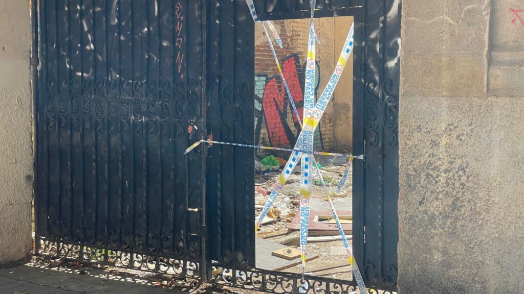 La Guàrdia Urbana desallotja un assentament situat en un solar del carrer de Pallars, al Poblenou | assentaments, desallotjaments, Guàrdia Urbana
