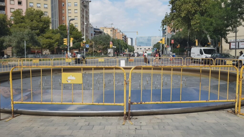 Els veïns denuncien la desaparició de cables i peces de la font de la plaça de Sants | queixes veïnals, robatoris, sequera