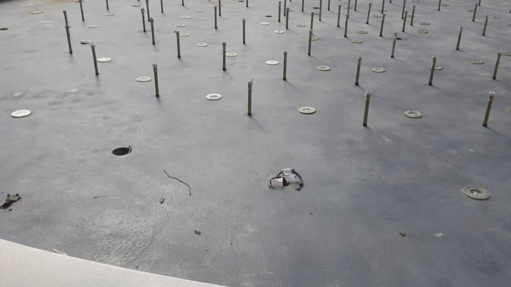 Els veïns denuncien la desaparició de cables i peces de la font de la plaça de Sants | queixes veïnals, robatoris, sequera