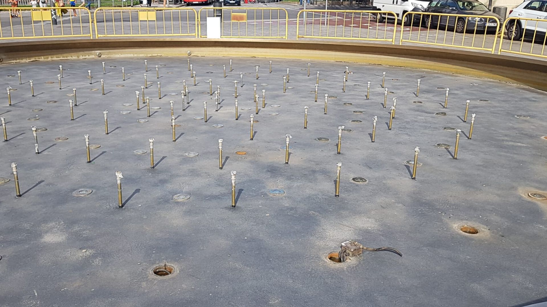 Els veïns denuncien la desaparició de cables i peces de la font de la plaça de Sants | queixes veïnals, robatoris, sequera