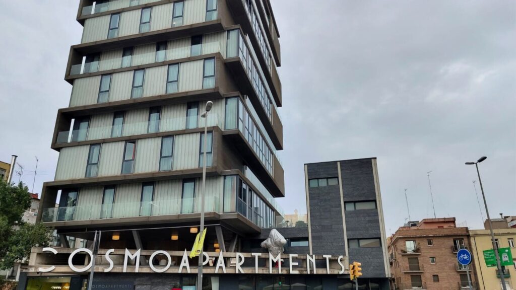 Arraconen el goril·la vermell de l'edifici d'apartaments turístics de Sants | escultura, hotels, queixes veïnals
