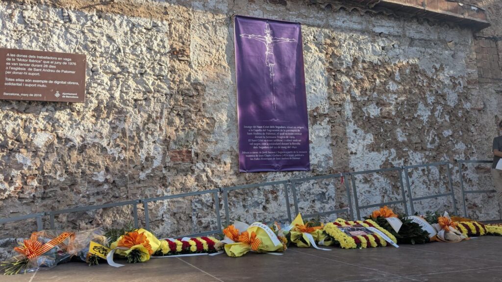Ofrena floral a l'exterior de la capella dels Segadors, bressol de l'himne de Catalunya | diada, Diada Nacional de Catalunya, església catòlica, patrimoni històric