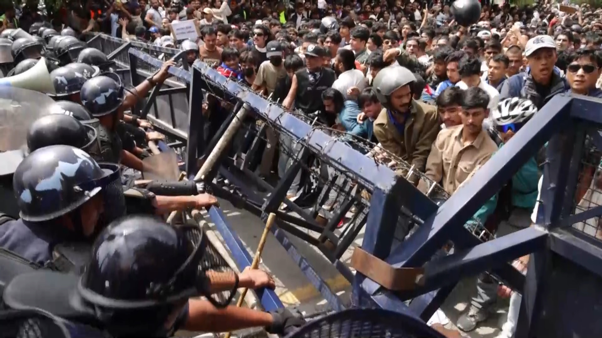 Un barceloní, testimoni de la revolta al Nepal: "La sensació era de revolució popular, de victòria" | Internet, manifestacions a Barcelona, viatges