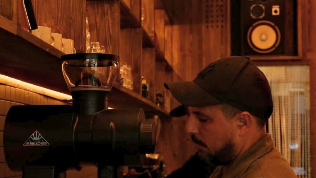 Un cafè amb banda sonora: dues noves propostes que combinen el gra amb els vinils | bars, jazz, música indie, restaurants