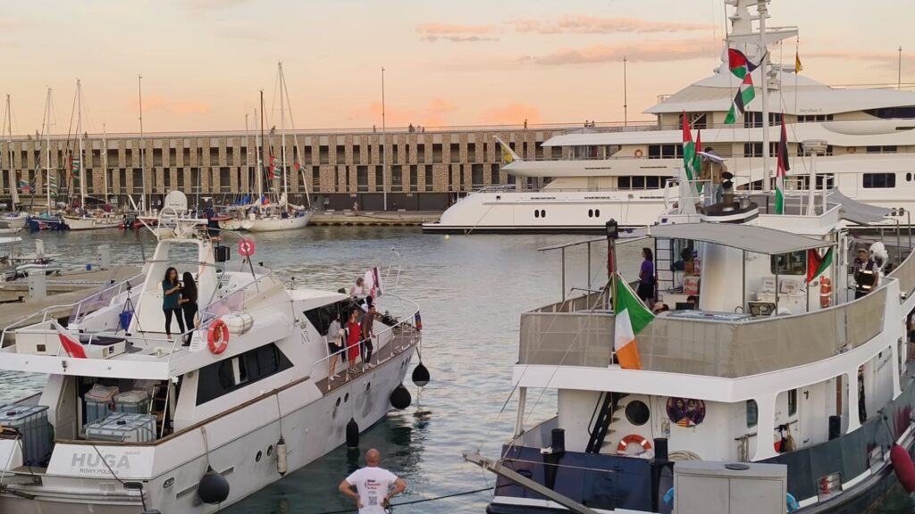 La Flotilla solidària torna a salpar de Barcelona rumb a Gaza, l'endemà del primer intent | Flotilla, Israel, Palestina, port de Barcelona, solidaritat
