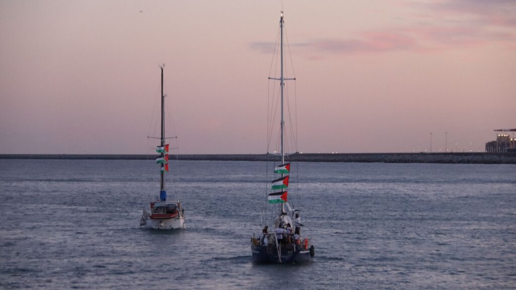 La Flotilla solidària torna a salpar de Barcelona rumb a Gaza, l'endemà del primer intent | Flotilla, Israel, Palestina, port de Barcelona, solidaritat