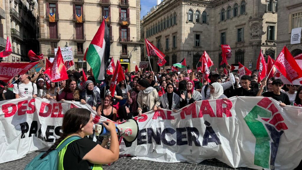 Milers d'estudiants es manifesten a Barcelona per denunciar el genocidi a Palestina | estudiants, instituts, manifestacions a Barcelona, Palestina, universitats