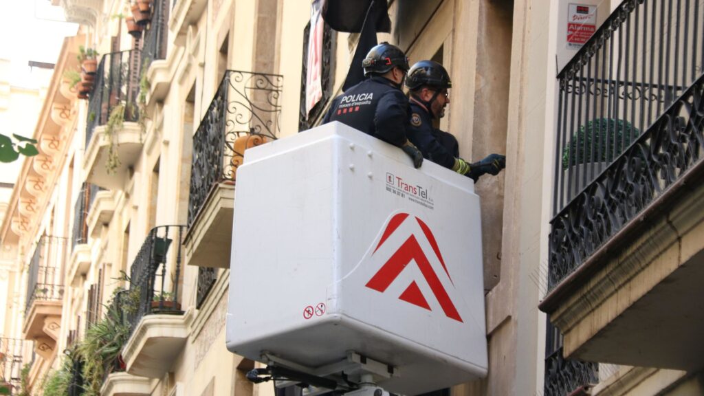 Els Mossos desallotgen la casa ocupada Ca l’Espina, a Gràcia  | desallotjaments, Mossos d'Esquadra, moviment okupa