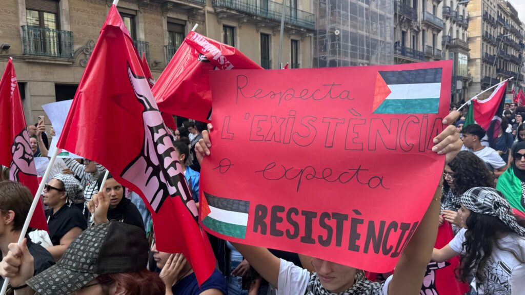 Milers d'estudiants es manifesten a Barcelona per denunciar el genocidi a Palestina | estudiants, instituts, manifestacions a Barcelona, Palestina, universitats