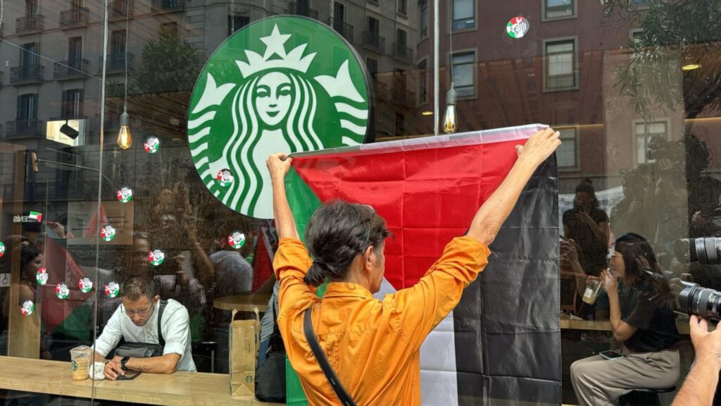 Milers d'estudiants es manifesten a Barcelona per denunciar el genocidi a Palestina | estudiants, instituts, manifestacions a Barcelona, Palestina, universitats