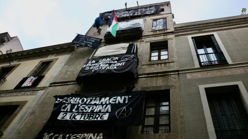 Els Mossos desallotgen la casa ocupada Ca l’Espina, a Gràcia  | desallotjaments, Mossos d'Esquadra, moviment okupa
