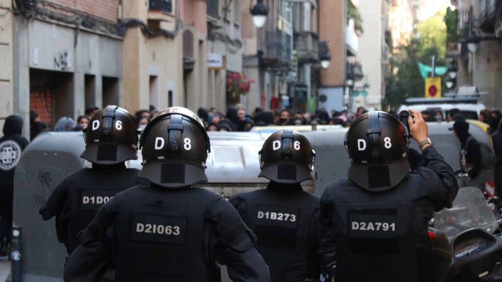 Els Mossos desallotgen la casa ocupada Ca l’Espina, a Gràcia  | desallotjaments, Mossos d'Esquadra, moviment okupa