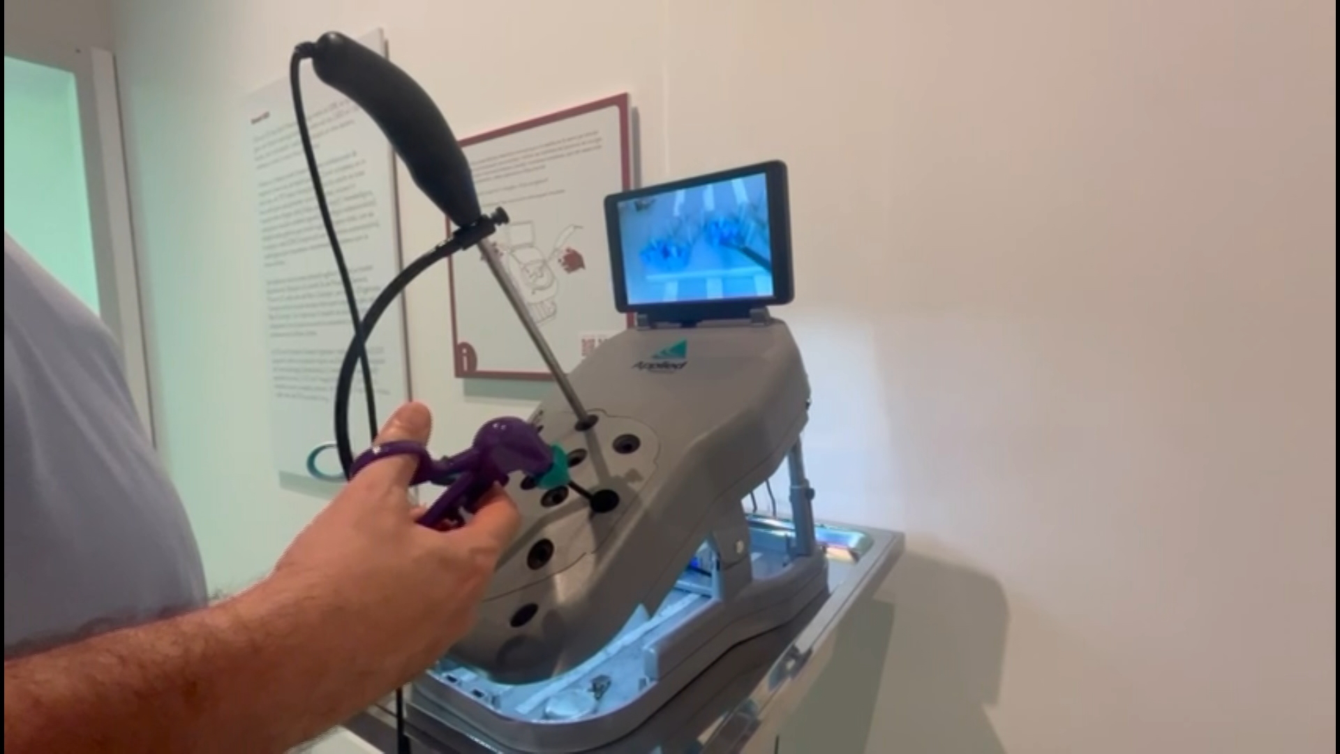 Provar un robot quirúrgic o experimentar un ictus, atractius de l'exposició sobre el Vall d'Hebron | aniversari, exposició, Hospital Vall d'Hebron