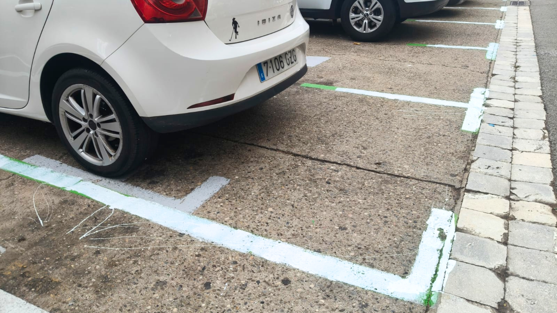 Repinten de blanc l'àrea verda de Canyelles abans que entri en funcionament | aparcaments, àrea verda, queixes veïnals