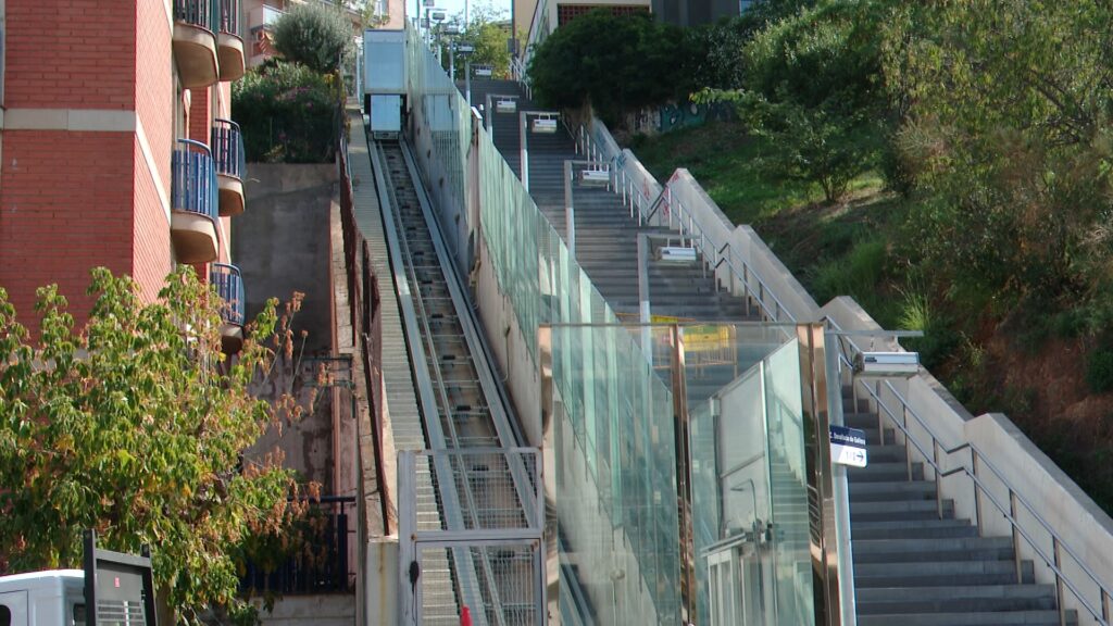 Una avaria a l'ascensor inclinat de la Font d'en Fargues fastigueja el veïnat | accessibilitat, Ajuntament de Barcelona, avaries, queixes veïnals