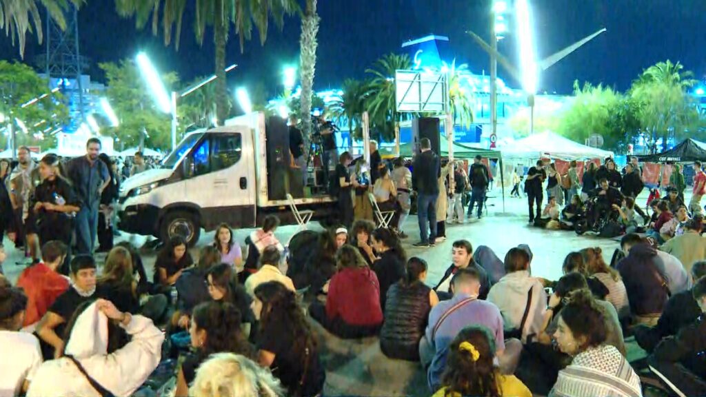 Acampada a les Drassanes: Barcelona es bolca en una protesta indefinida per l'assalt a la Flotilla | Flotilla, Israel, Palestina, solidaritat