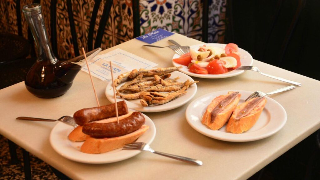 El bar La Plata convida a peix fregit pels 80 anys: "El Pepito i la Quimeta estarien orgullosos" | aniversari, bars, cuina, peix