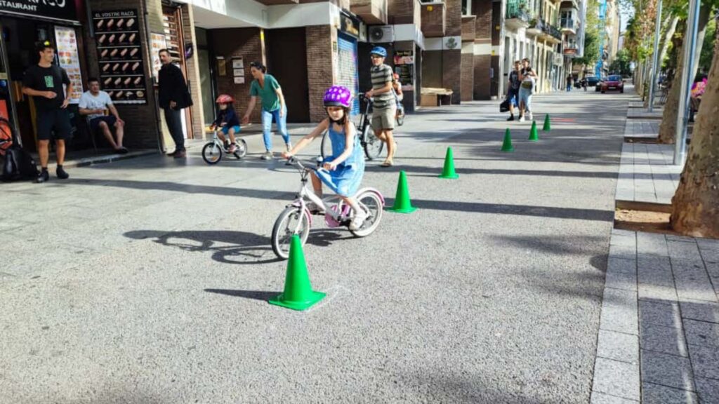 300 persones participen en l'11a edició de la bicicletada de l'Antiga Esquerra de l'Eixample | bicicleta, carril bici, Festa Major de l'Esquerra de l'Eixample, sostenible