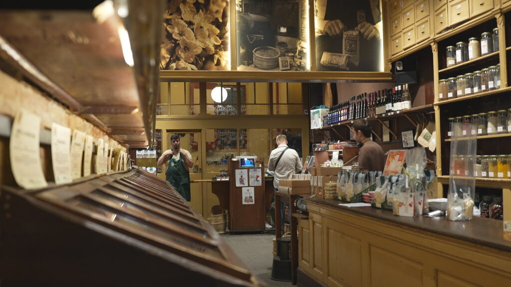 El rebost de torrats de la Ribera: Casa Gispert, 174 anys de fruita seca al forn de llenya | alimentació, botiga, Establiment emblemàtic