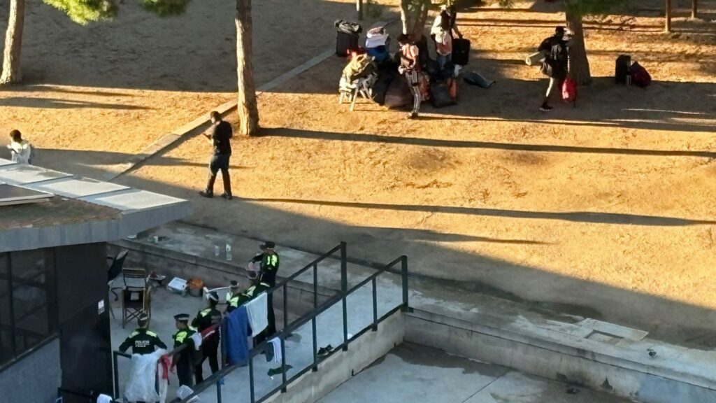 Desallotgen l'assentament del Parc de Joan Miró, on dormien desenes de persones | assentaments, queixes veïnals, sensellarisme, sensesostre