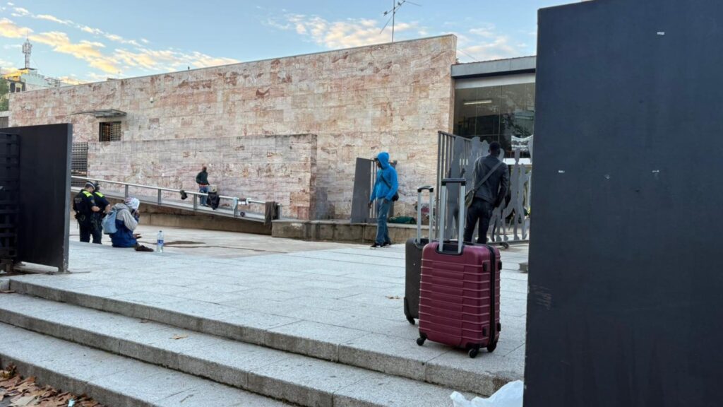 Desallotgen l'assentament del Parc de Joan Miró, on dormien desenes de persones | assentaments, queixes veïnals, sensellarisme, sensesostre