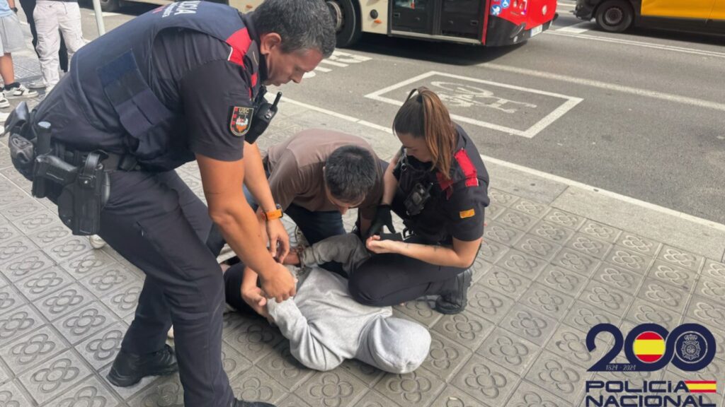 Un policia de paisà deté un multirreincident quan forcejava amb una dona a la via Laietana | detencions, Policia Nacional, robatoris