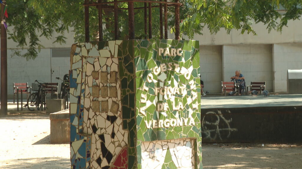 Un espai públic sense batejar oficialment però amb tres noms populars diferents | Barris