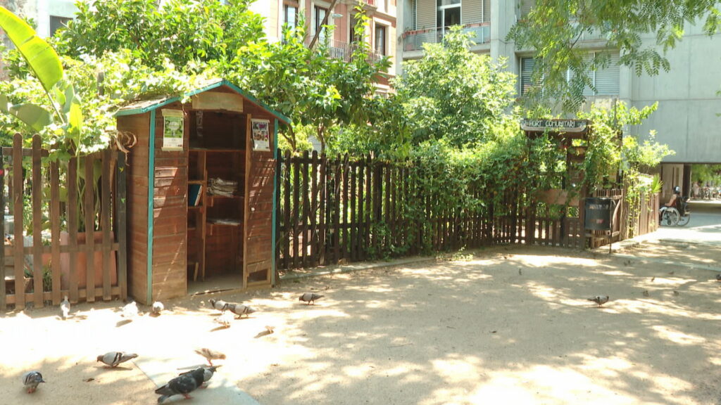 Un espai públic sense batejar oficialment però amb tres noms populars diferents | Barris