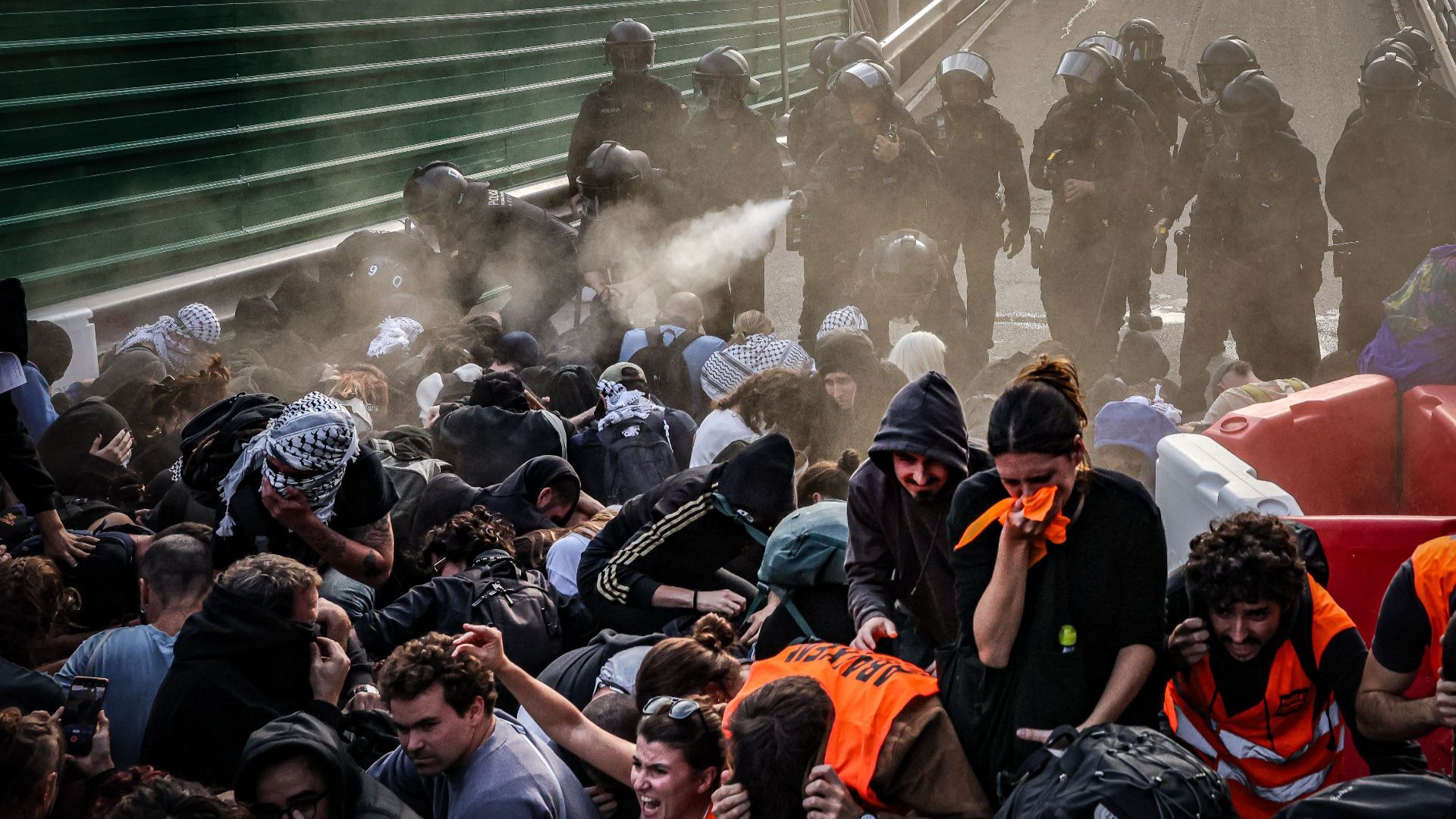L'Audiència ordena reobrir la causa per l'ús de gas pebre en les protestes pro Palestina | Audiència de Barcelona, manifestacions a Barcelona, Mossos d'Esquadra, Palestina