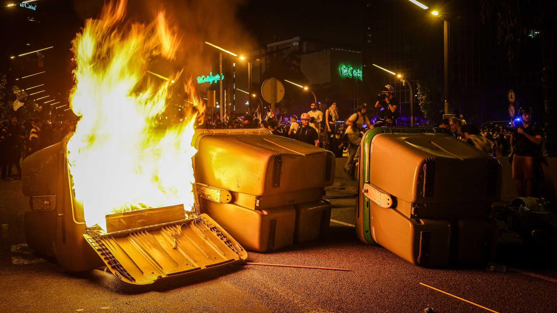 contenidor cremant a prop del consolat d'Israel