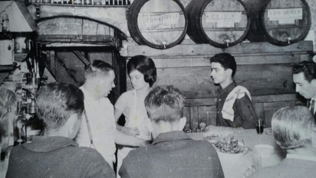 El bar La Plata convida a peix fregit pels 80 anys: "El Pepito i la Quimeta estarien orgullosos" | aniversari, bars, cuina, peix