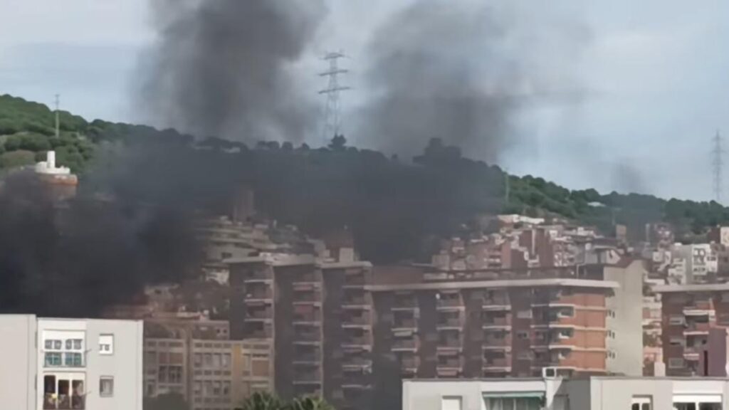 La crema d'un altre contenidor a la Guineueta provoca una gran columna de fum | Bombers de Barcelona, Incendis