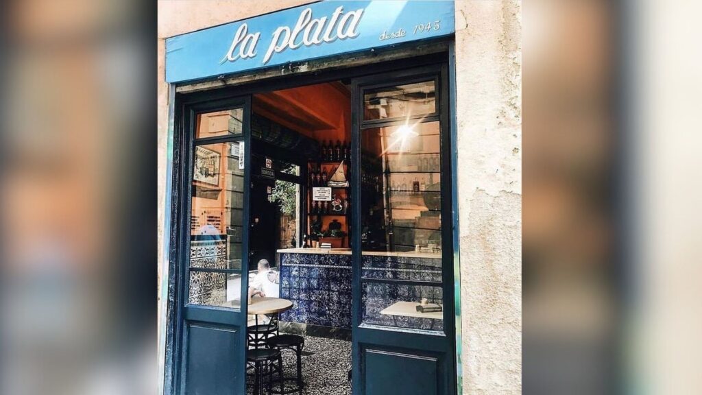 El bar La Plata convida a peix fregit pels 80 anys: "El Pepito i la Quimeta estarien orgullosos" | aniversari, bars, cuina, peix