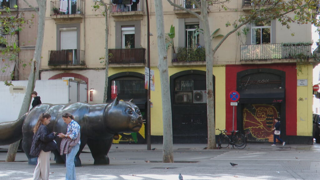 La meitat dels locals comercials de la rambla del Raval estan tancats o en traspàs | bars, locals, neteja, restaurants, seguretat