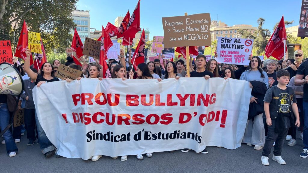 manifestaci&oacute; bullying pancarta sindicat estudiants