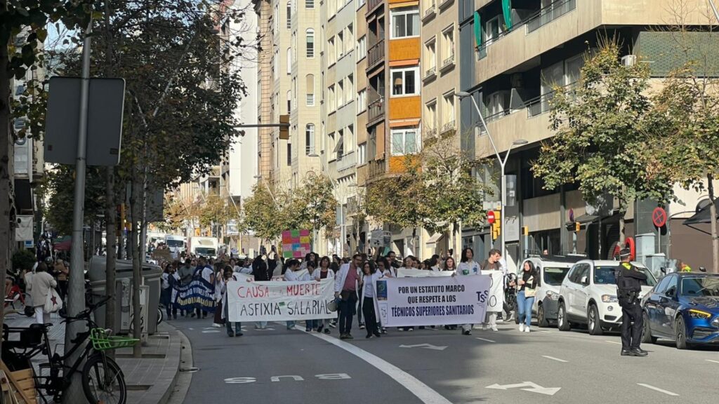 300 tècnics sanitaris es manifesten a Barcelona en la segona jornada de vaga estatal | Govern d'Espanya, Institut Català de la Salut, manifestacions a Barcelona, salut pública, sindicats