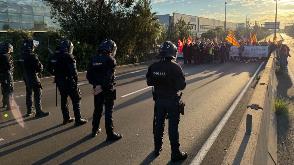Milers de treballadors del metall tornen a manifestar-se per exigir la negociació d'un nou conveni | Foment del Treball, manifestacions a Barcelona, sindicat, treballadors, vaga