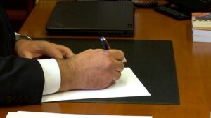 Investigat un notari de Barcelona per estafa immobiliària a persones vulnerables